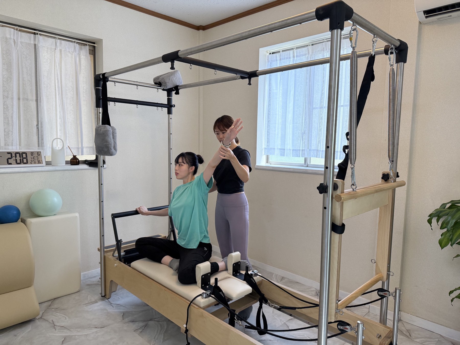 スタジオONCEでインストラクターがマシンピラティスを指導する様子